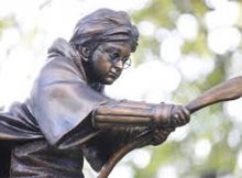 ESTÁTUA DE HARRY POTTER NA LEICESTER SQUARE, EM LONDRES - FOTO: REPRODUÇÃO